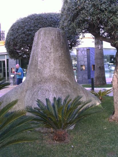 Tetrapode sur une place de Puerto Bagnus PICT0009