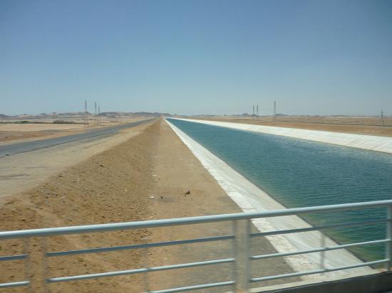 Canal sheikh zayed dans le desert de libye